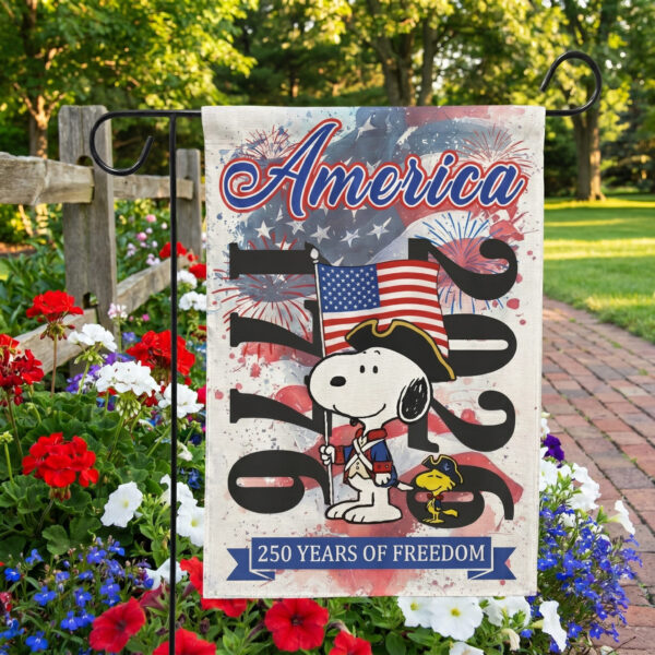 Alternative view of Snoopy 250 Years of America Garden Flag - THK126983