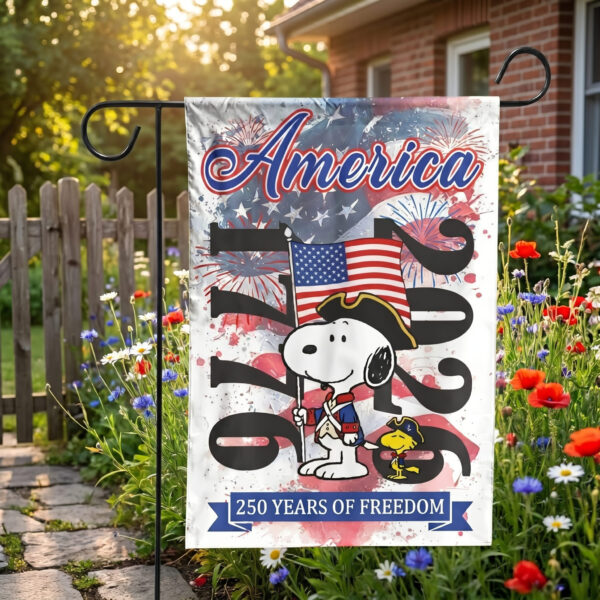 Snoopy 250 Years of America Garden Flag - THK126983 - Image 3